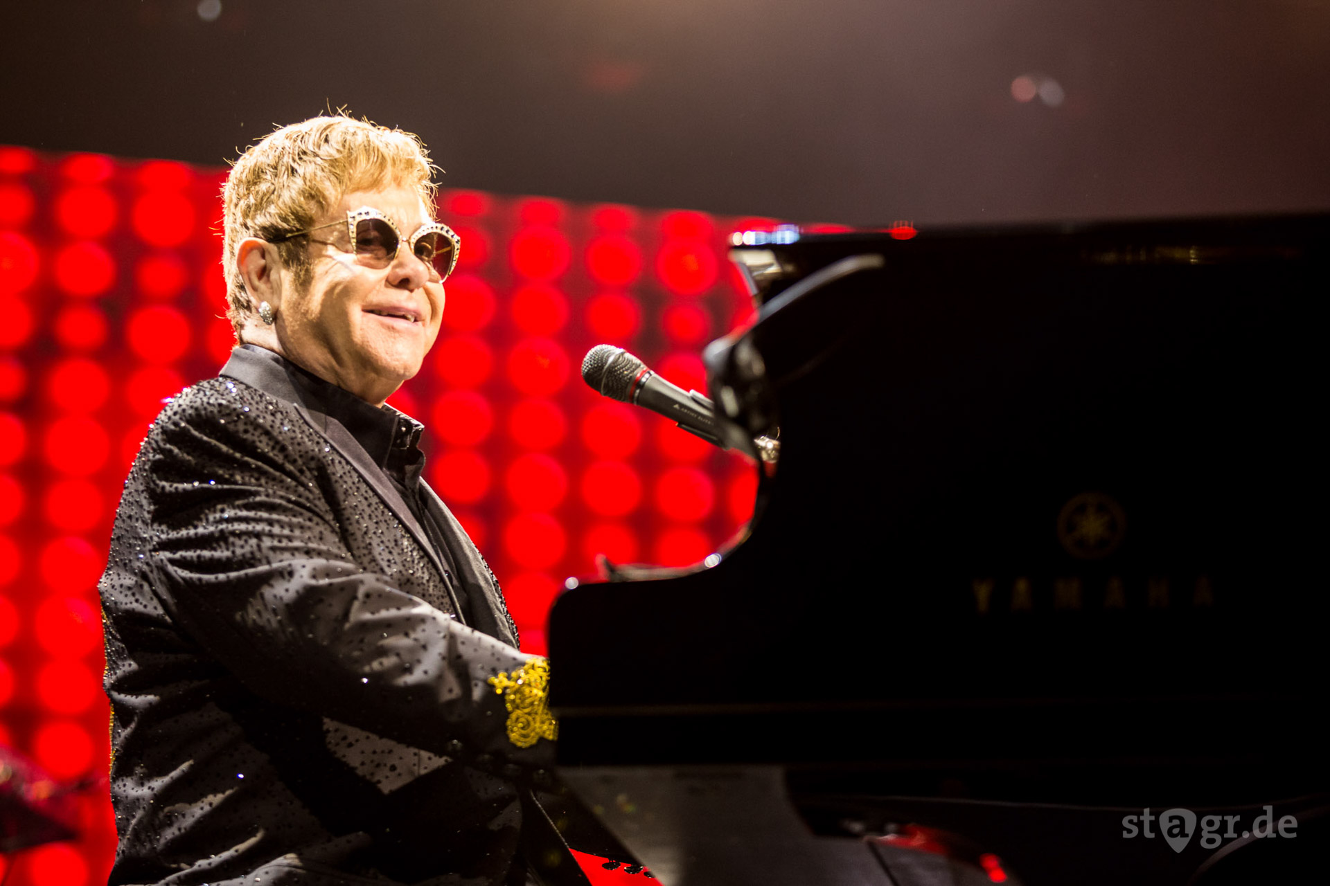 The Bitch Is Back: Elton John begeistert die Fans in Köln ...