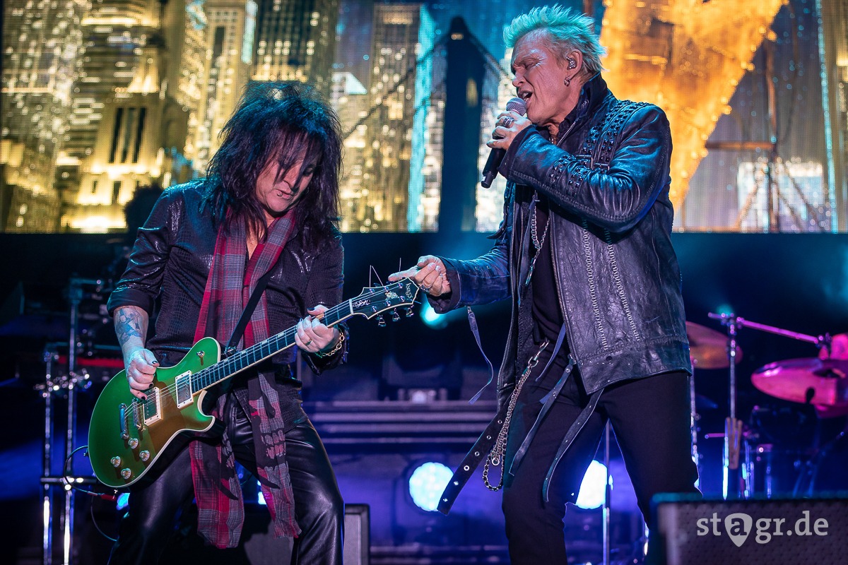 Euphorie und Begeisterung Billy Idol rockt in Halle stagr